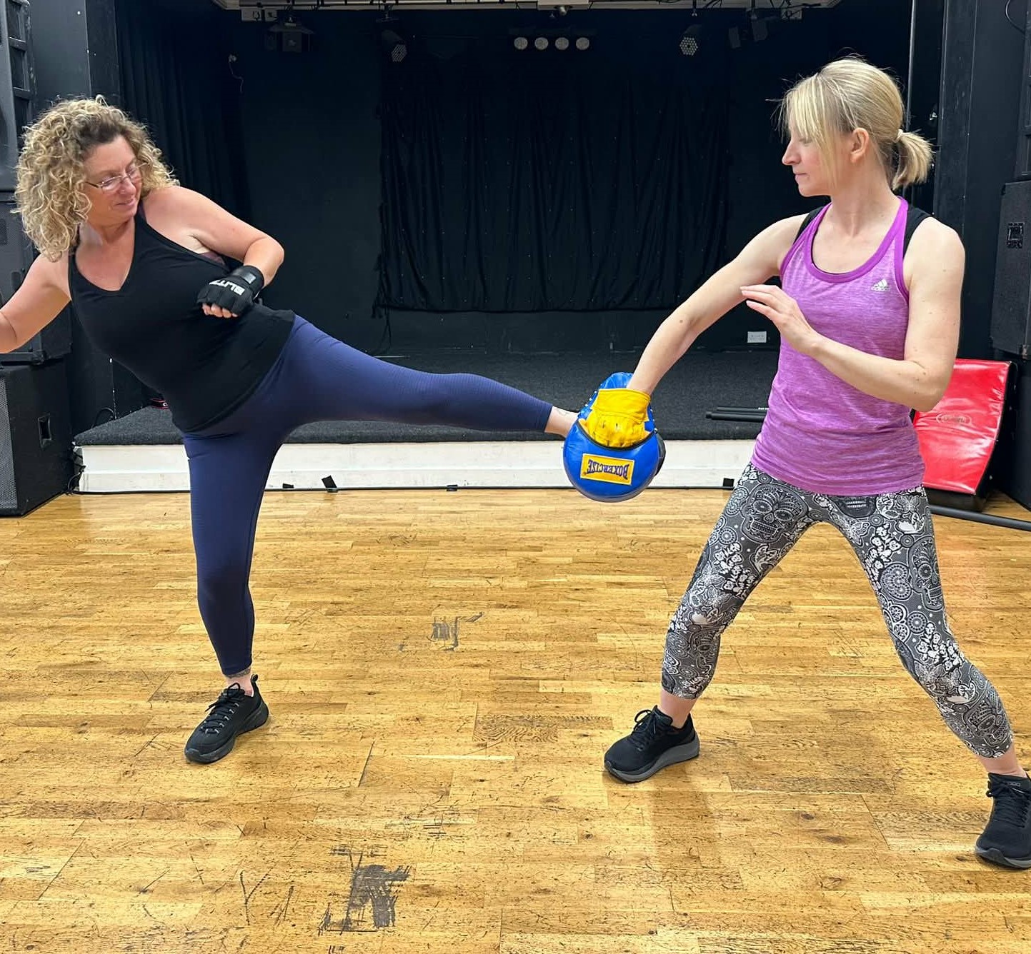 two women kickboxing